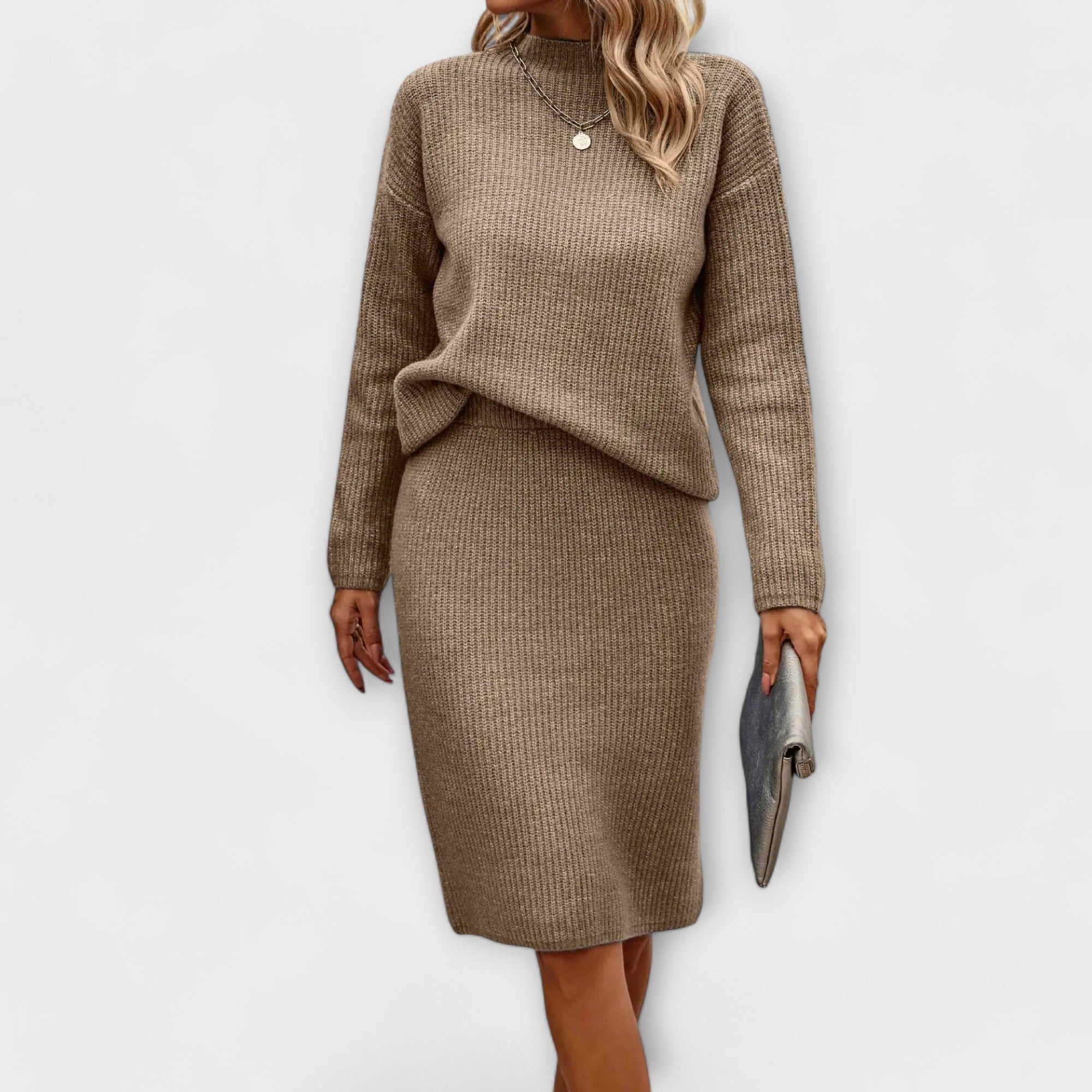 Complète avec un pull et une jupe deux pièces